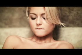 Девушка занялась жаркой мастурбацией в ванной комнате с помощью душа