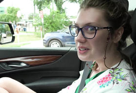 Приехала в гости к незнакомому чуваку и отдалась ему в постели