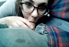 Русская жена сосет член мужа за рулем и жаждет познать сперму