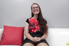 На порно кастинге девица в очках показала себя с развратной стороны