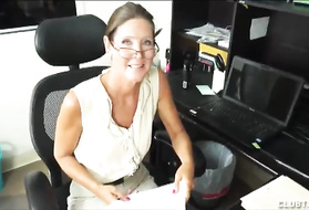 Зрелая тетка в очках сосет и дрочит от первого лица