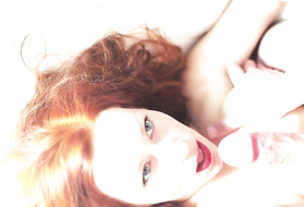 Рыжая самка высасывала сперму из небольшого возбужденного конца