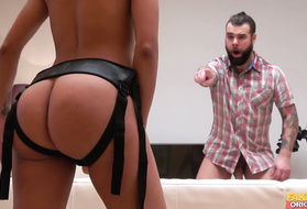 Лесбиянки в чулках круто поимели сантехника и отлизали его яйца