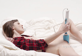 Милая девушка с каре мастурбирует в постели с игрушкой