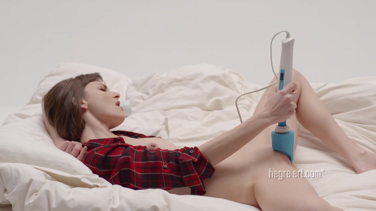 Девушка в постели мастурбирует свою выбритую пизду - порно ролик
