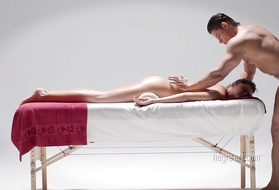 Массажист пальцами довел клиентку до множественных оргазмов