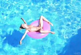 Блондинка не стесняется плавать голышом в бассейне и загорать