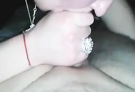 Голая жена работает ртом и дрочит член во время любительской съемки