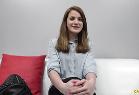 На кстинге худышка не постеснялась принять фаллос в тугую жопу